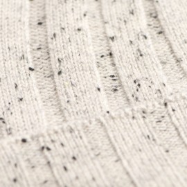 Witte gevlamde muts en nekwarmer