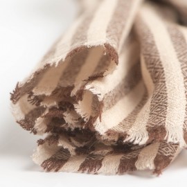 Gestreepte sjaal in chocolade/cr&egrave;me