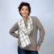 Gebroken witte sjaal met ruiten in blauw en rood