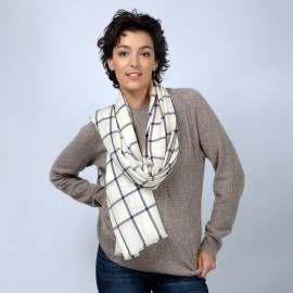 Gebroken witte sjaal met ruiten in blauw en rood