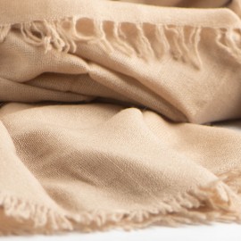 Zandkleurige omslagdoek in linnenbinding
