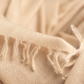 Zandkleurige omslagdoek in linnenbinding