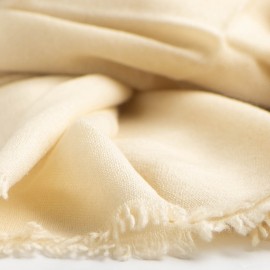 Gebroken witte omslagdoek in linnenbinding