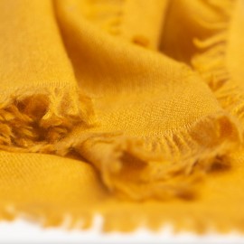 Mosterdgele omslagdoek in linnenbinding