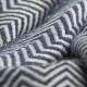 Sjaal in marineblauw/gebroken wit visgraatmotief – afbeelding 2