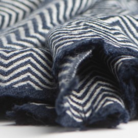 Sjaal in marineblauw/gebroken wit visgraatmotief