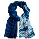Blauw/wit batikgekleurde omslagdoek