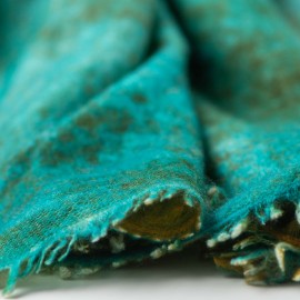 Kasjmier-omslagdoek in goud/turkoois spraypatroon