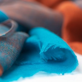 Grootgeruite kasjmier-omslagdoek in blauw en sienna