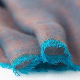Grootgeruite kasjmier-omslagdoek in blauw en sienna