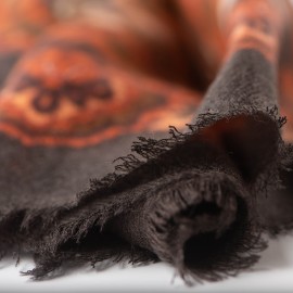 Paisley-sjaal met donkergrijs achtergrond