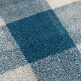Geruite blauwe en witte sjaal in wol