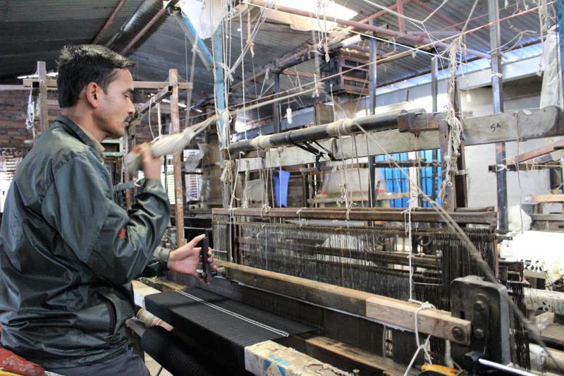 Het maken van een pashmina omslagdoek in Nepal